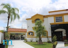 CASA EN VENTA CON ALBERCA EN MONTEBELLO