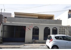 Casa en venta en Lomas de Anáhuac, límites Monterrey con San Nicolás, calle cerrada. Muy cerca de UANL
