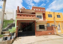 Fresnos 125, Fraccionamiento Jacarandas, Mazatlán, Sinaloa, Casa de dos pisos en venta con cochera y patio
