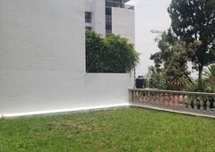 Preciosa casa a pie de calle en Colonia La Paz, ideal para negocio u oficina.
