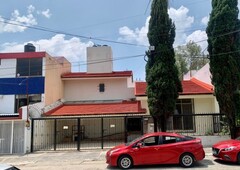 Jardines del Bosque.- Casa de 3 recámaras en Venta, ideal para oficinas