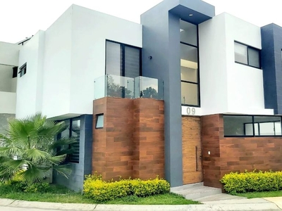 CASA EN VENTA CON 4 AMPLIAS RECÁMARAS EN VALLE IMPERIAL.