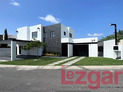 Se vende casa nueva en Lomas de Cocoyoc con sobrio diseño y finos acabados