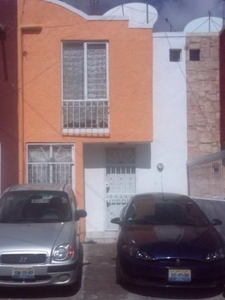 PRECIOSA CASA EN EXCELENTE UBICACIÓN 3 RECAMARAS, 2 PLANTAS !!!!