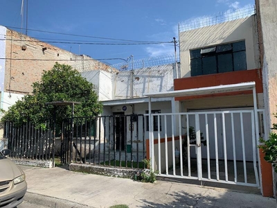 Casa con uso de suelo cerca de González Gallo