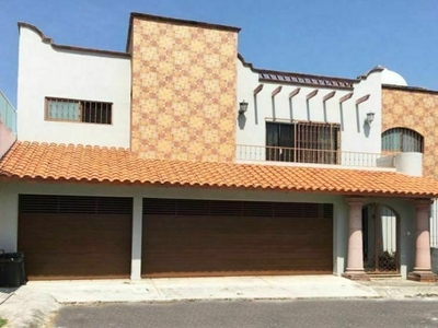 Casa en venta 3 hab con área de bar y alberca en Lomas Residencial