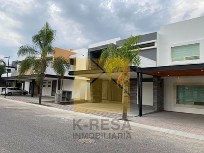 Casa en venta, cerca Escuela EBC y Victor Frannkl Corregidora