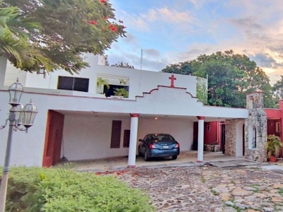 Casa para remodelar tipo Hacienda en Club de Golf La Ceiba