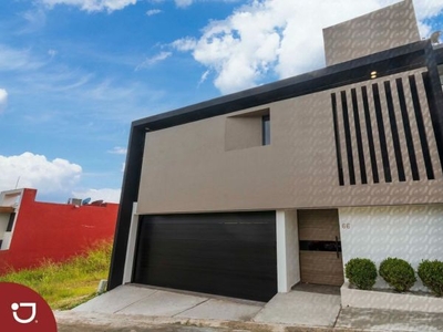 Casa en venta en Xalapa, Residencial Monte Magno; diseño modernista con jardín