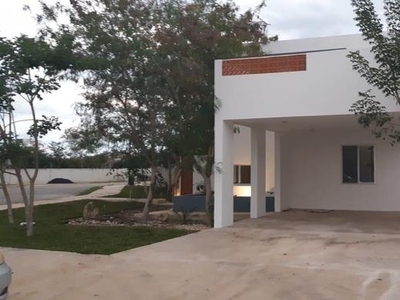 HERMOSA CASA EN VENTA EQUIPADA UBICADA EN PRIVADA CONKAL