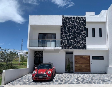 Oportunidad, lujosa casa en venta en Lomas de Juriquilla, se vende al costo de construcción.