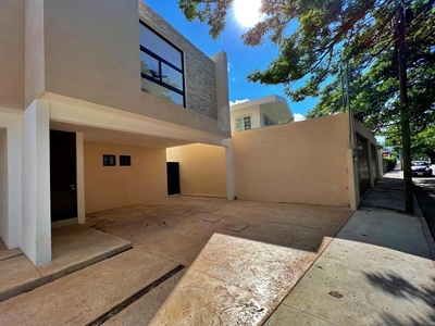 PRECIOSO TOWNHOUSE CON PISCINA SOBRE AVENIDA RESIDENCIAL EN SAN ESTEBAN