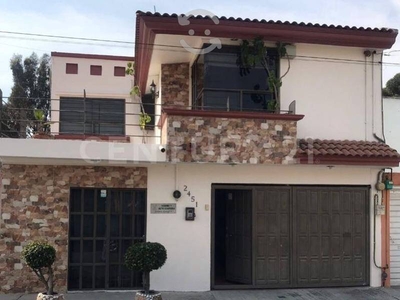 CASA EN VENTA CERCA DE ESTADIOS Y PARQUE INDUST...