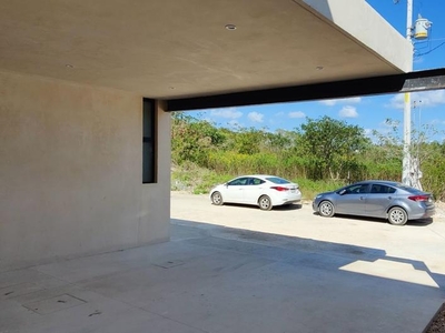 Casa nueva en venta 3 habitaciones, piscina privada y cochera en Cholul, Mérida