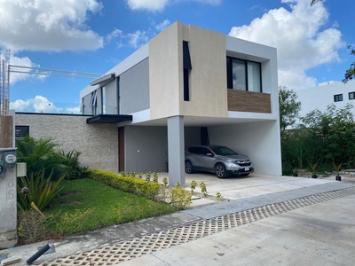 Hermosa casa en privada Kinish en zona Premium de Cholul