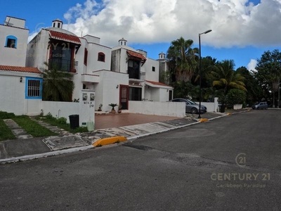 Venta de linda casa en Residencial Santa FE, Cancun C3195