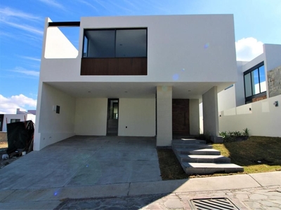 INCREIBLE CASA EN FRACCIONAMIENTO LOS ROBLES, COTO HELECHOS !!