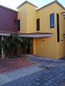Rento amplia casa en Santa Cruz Guadalupe, gran jardín (Zavaleta y Forjadores)