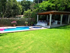 en venta, hermosa casa en cuernavaca con un amplio jardín , alberca y palapa - 6 habitaciones - 8 baños - 539 m2