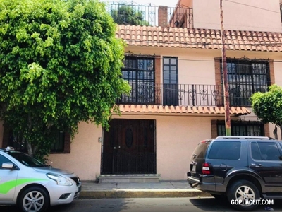 En Renta, Colón Echegaray: Casa con múltiples espacios, comodidad y privacidad - 4 recámaras - 4 baños - 309 m2