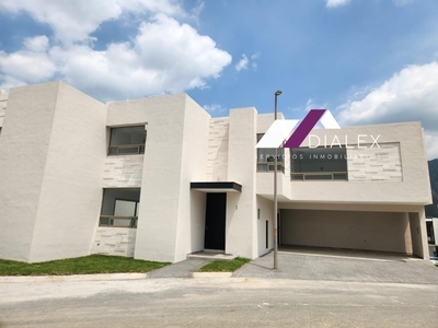 Doomos. Mítica Residencial -CARRETERA NACIONAL- Casa en Venta Zona Sur Monterrey 370 m2