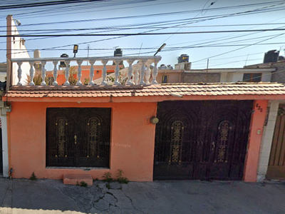 Casa en venta Calle Framboyan, Fraccionamiento Villa De Las Flores, Coacalco De Berriozábal, México, 55710, Mex