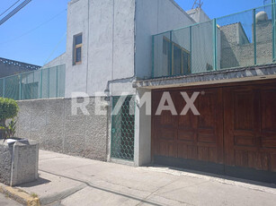 Casa En Venta Con 2 Accesorias Y Departamento Independiente