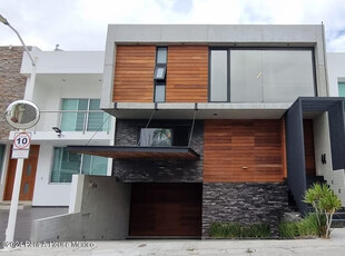 Casa En Venta Milenio Iii En Privada 4 Recamaras Amplio Jardin Asador