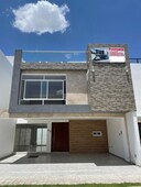 CASA EN VENTA CON ACABADOS DE LUJO