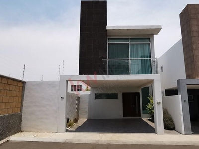 Casa con terreno excedente en San isidro Juriquilla