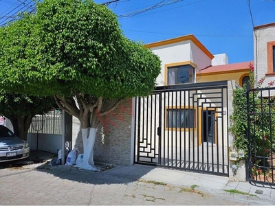 Casa sola céntrica en venta en La Joya Querétaro, Qro.