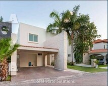 Doomos. Casa en Venta/Renta, 4 Recámaras, 10 Paneles Solares, Piscina, Residencial Cumbres, Cancún