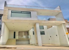 EN VENTA CASA CON Terraza VILLAMAGNA