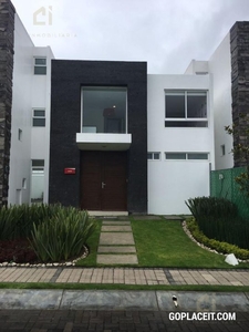 Casa en venta amueblada, ubicada en Lomas de Angelópolis, Puebla, cuenta con 3 recámaras, jardín con asador, estacionamiento para 2 autos y patio de lavado, onamiento Lomas de Angelópolis