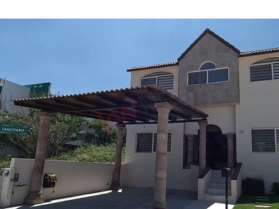 Casa en Renta, Cumbres del Cimatario, Centro Sur. 300 mts terreno - 300 mts construcción. 5 recamaras, con opción a entregar amueblada.