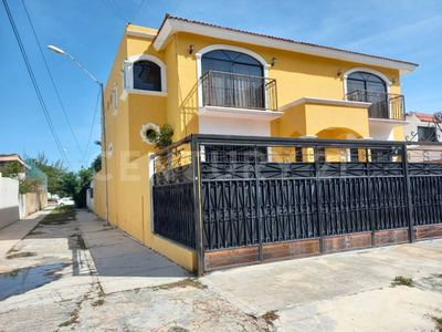 Casa En Venta Con Alberca Y Jacuzzi En Jardines De Mérida.