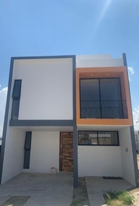 Casa en venta de 3 niveles en Sendas Residencial Zapopan