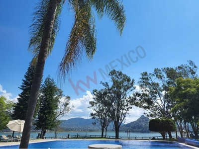 CASA EN VENTA EN VALLE DE BRAVO CON VISTA Y ACCESO AL LAGO DENTRO DE FRACCIONAMIENTO