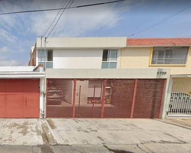 HERMOSA CASA CON JARDIN A 2 CALLES DEL ESTADIO JALISCO CON 3 HABITACIONES