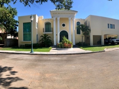 Hermosa residencia en venta/renta en el Club de Golf la Ceiba, Mérida, Yucatán.