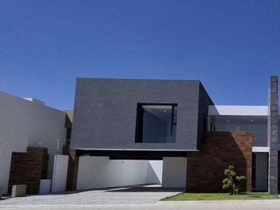 Moderna Casa en Venta en Metepec, Dentro de Residencial