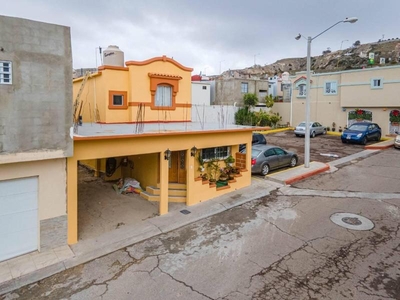 Casa en venta en Santa Fe Tijuana, 2 niveles, estacionamiento 2 carros, 2 recámaras