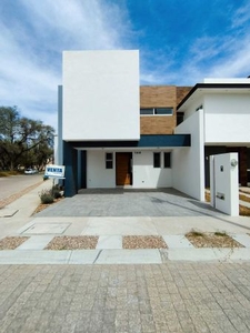 Preciosa casa a la venta en Residencial Santa Bárbara