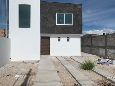 se vende casa de dos pisos en granjas banthi con terreno amplio