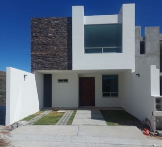 CASA EQUIPADA CERCA DE CABECERA MUNICIPAL PACHUQUILLA, 3 REC. NUEVA 90M2!!!