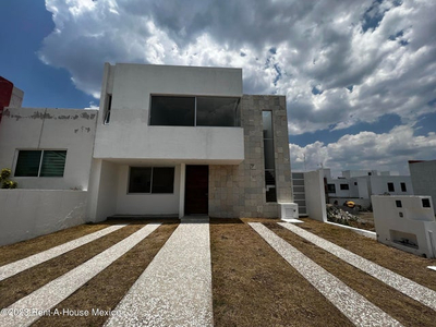 Casa En Venta En Grand Juriquilla 3 Recamaras Cuarto Servicio Jardin