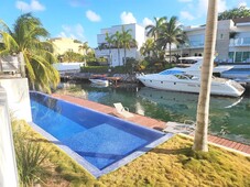 doomos. casa en venta de 6 recámaras, 3 piscinas, frente canal, residencial puerto cancún