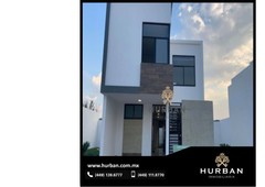 hurban vende casa en ubicación privilegiada al poniente, estilo contemporánea.