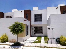 se vende casa nueva en fraccionamiento con alberca