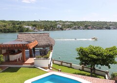 hermosa casa remodelada a orilla del lago metros cúbicos